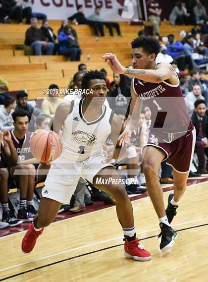 Thumbnail 1 in MacDuffie vs. Putnam Science Academy (Spalding Hoophall Classic) photogallery.