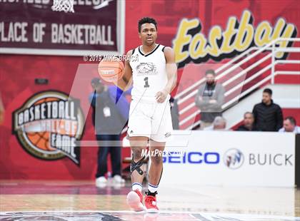Thumbnail 2 in MacDuffie vs. Putnam Science Academy (Spalding Hoophall Classic) photogallery.