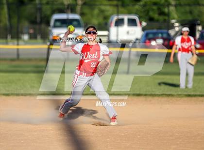 Thumbnail 3 in Davenport West vs Durant (Varsity Classic) photogallery.