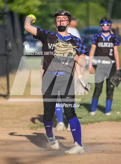 Thumbnail 2 in Davenport West vs Durant (Varsity Classic) photogallery.