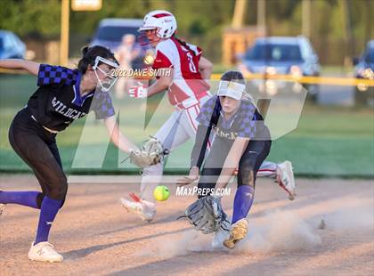 Thumbnail 2 in Davenport West vs Durant (Varsity Classic) photogallery.