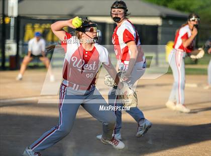 Thumbnail 1 in Davenport West vs Durant (Varsity Classic) photogallery.