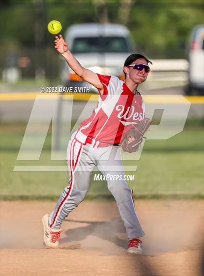 Thumbnail 3 in Davenport West vs Durant (Varsity Classic) photogallery.