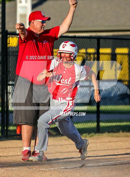 Thumbnail 2 in Davenport West vs Durant (Varsity Classic) photogallery.