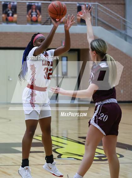 Thumbnail 3 in Horn vs. Rowlett (UIL 6A Bi-District Playoff) photogallery.