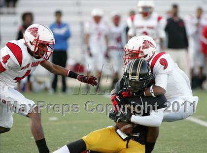 Thumbnail 2 in View Park vs. Animo South Los Angeles (CIF LACS D3 FINAL) photogallery.