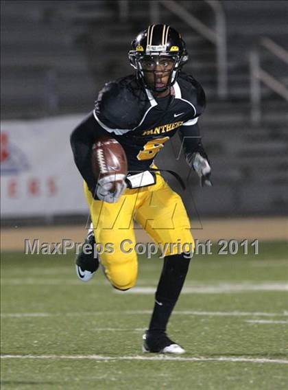 Thumbnail 3 in View Park vs. Animo South Los Angeles (CIF LACS D3 FINAL) photogallery.
