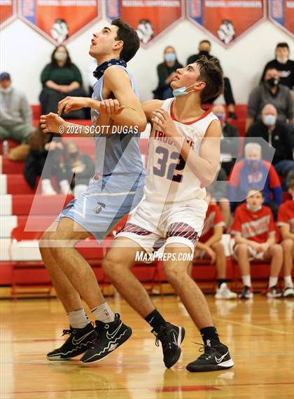Thumbnail 3 in Iroquois vs. St. Mary's photogallery.