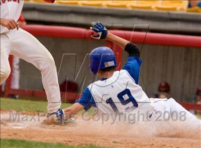 Thumbnail 1 in Highlands vs. Dixie Heights (KHSAA Region 9 Playoffs) photogallery.