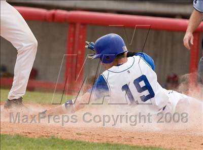 Thumbnail 2 in Highlands vs. Dixie Heights (KHSAA Region 9 Playoffs) photogallery.