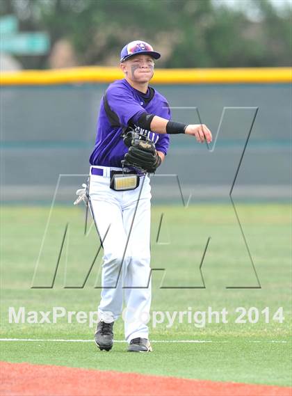 Thumbnail 3 in Liberty vs. Hallsville  (UIL 4A Region 2 Semifinal) photogallery.