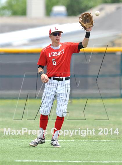 Thumbnail 3 in Liberty vs. Hallsville  (UIL 4A Region 2 Semifinal) photogallery.