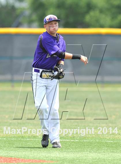 Thumbnail 1 in Liberty vs. Hallsville  (UIL 4A Region 2 Semifinal) photogallery.