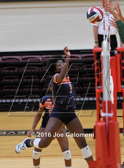 Thumbnail 1 in Reagan Vs Brandeis (NEISD Invitational) photogallery.