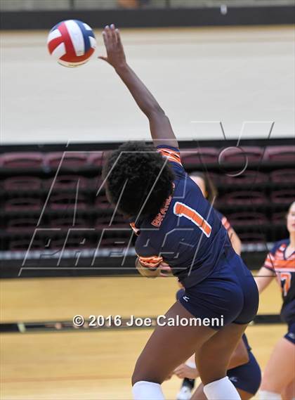 Thumbnail 3 in Reagan Vs Brandeis (NEISD Invitational) photogallery.