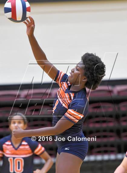 Thumbnail 2 in Reagan Vs Brandeis (NEISD Invitational) photogallery.