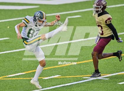 Thumbnail 2 in Summer Creek vs. Stratford (UIL Football 6A D2 Region 3 Regional) photogallery.