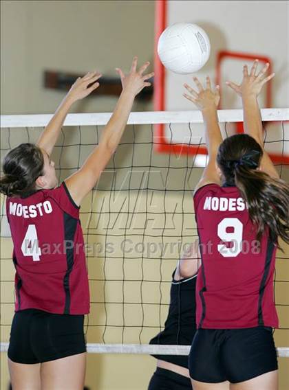 Thumbnail 1 in Modesto vs Summerville (Oakdale Tournament) photogallery.