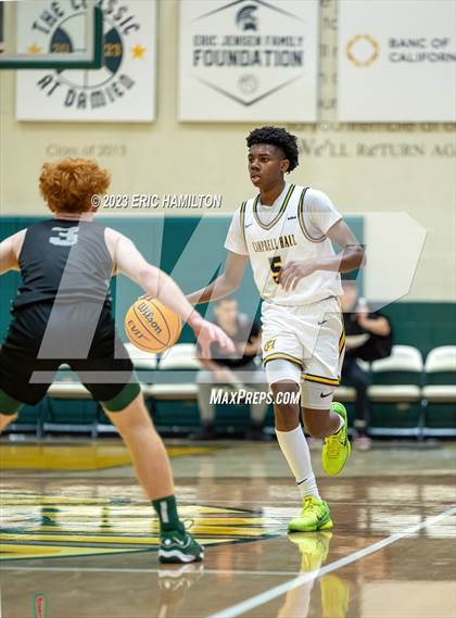 Thumbnail 3 in Campbell Hall vs. De La Salle (The Classic at Damien) photogallery.