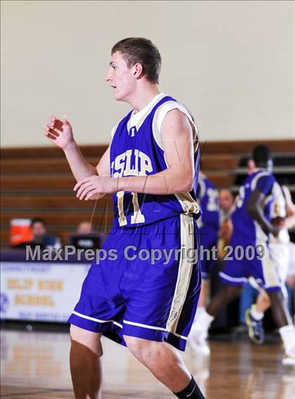 Thumbnail 3 in Islip vs West Babylon (2009 Holiday Tournament) photogallery.