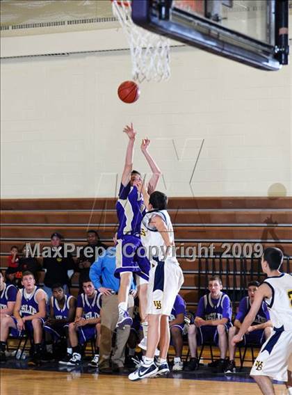 Thumbnail 1 in Islip vs West Babylon (2009 Holiday Tournament) photogallery.