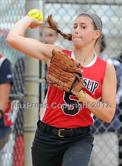 Thumbnail 3 in East Islip vs MacArthur (NYSPHSAA Class AA Regional Final) photogallery.