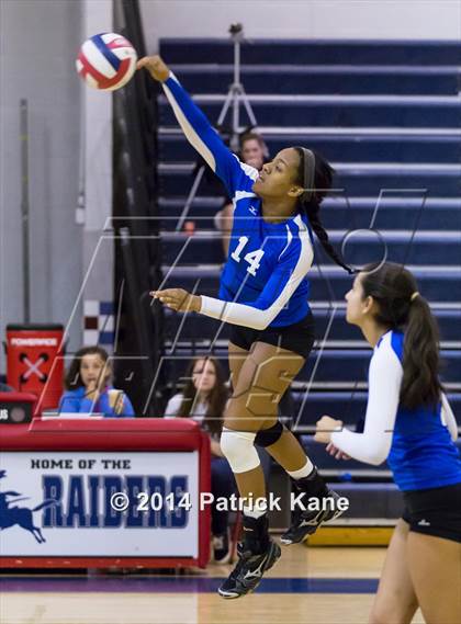 Thumbnail 2 in St. John's vs Tuscarora (Raider Rumble Invitational) photogallery.