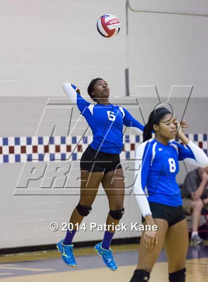 Thumbnail 2 in St. John's vs Tuscarora (Raider Rumble Invitational) photogallery.