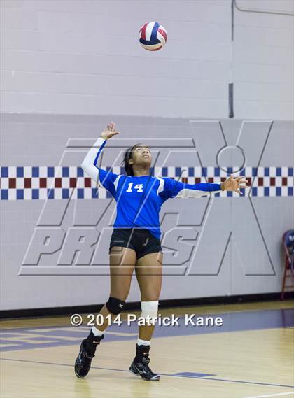 Thumbnail 3 in St. John's vs Tuscarora (Raider Rumble Invitational) photogallery.