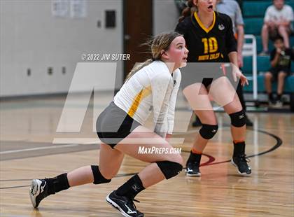 Thumbnail 1 in North Zulch vs. Round Top-Carmine (UIL 1A Region 4 Quarterfinal Playoff) photogallery.