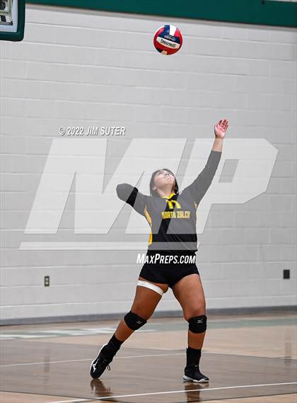 Thumbnail 1 in North Zulch vs. Round Top-Carmine (UIL 1A Region 4 Quarterfinal Playoff) photogallery.