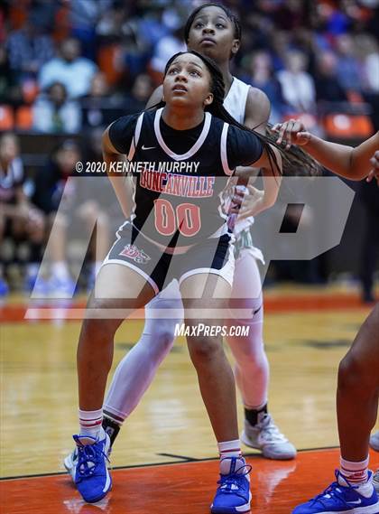 Thumbnail 2 in DeSoto vs Duncanville (6A Region I quarterfinal) photogallery.