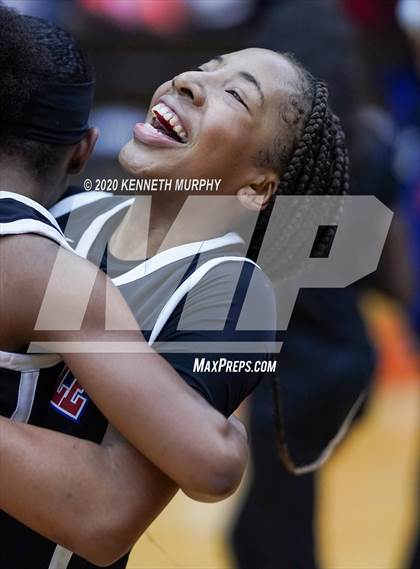 Thumbnail 2 in DeSoto vs Duncanville (6A Region I quarterfinal) photogallery.