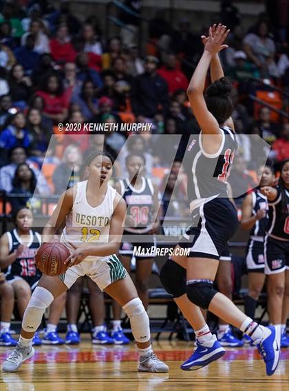 Thumbnail 3 in DeSoto vs Duncanville (6A Region I quarterfinal) photogallery.