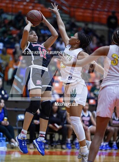 Thumbnail 2 in DeSoto vs Duncanville (6A Region I quarterfinal) photogallery.