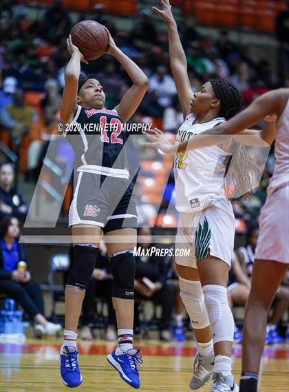 Thumbnail 1 in DeSoto vs Duncanville (6A Region I quarterfinal) photogallery.