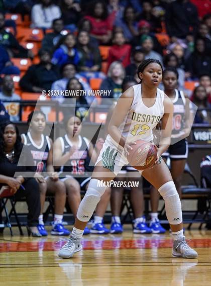 Thumbnail 2 in DeSoto vs Duncanville (6A Region I quarterfinal) photogallery.