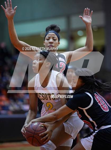 Thumbnail 1 in DeSoto vs Duncanville (6A Region I quarterfinal) photogallery.