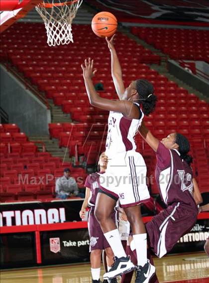 Thumbnail 3 in Gentry vs. University (T-Mobile Invitational) photogallery.