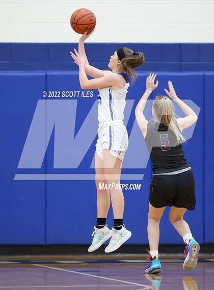 Thumbnail 2 in Unioto vs Warren (OHSAA D2 District Semifinal) photogallery.