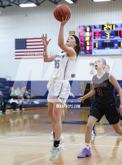 Thumbnail 2 in Unioto vs Warren (OHSAA D2 District Semifinal) photogallery.