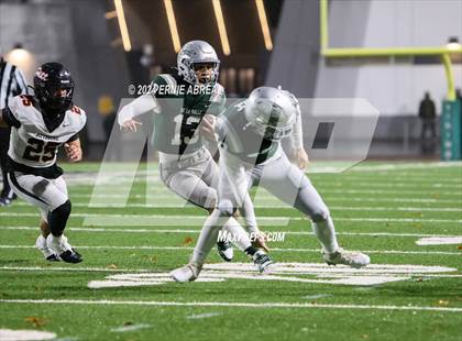 Thumbnail 2 in De La Salle vs. Pittsburg  (CIF NCS Open Final) photogallery.