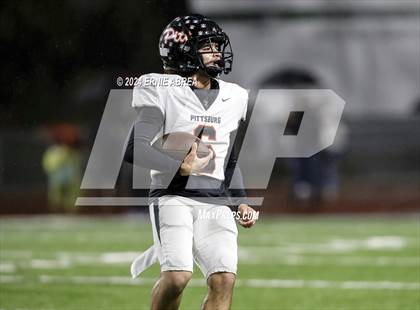 Thumbnail 2 in De La Salle vs. Pittsburg  (CIF NCS Open Final) photogallery.