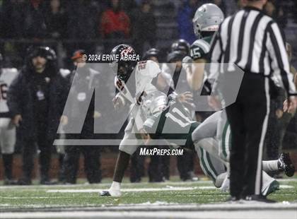 Thumbnail 3 in De La Salle vs. Pittsburg  (CIF NCS Open Final) photogallery.
