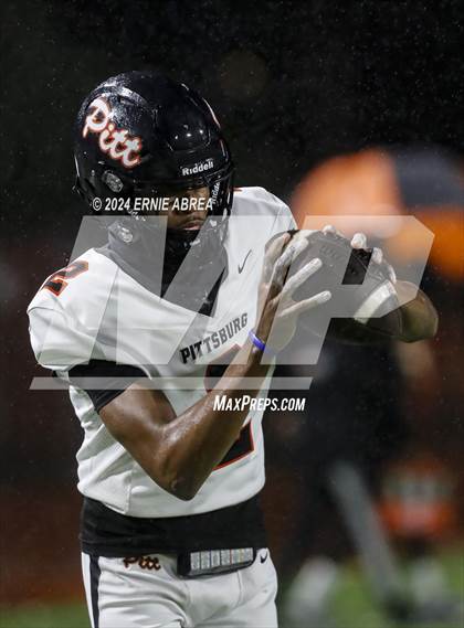 Thumbnail 3 in De La Salle vs. Pittsburg  (CIF NCS Open Final) photogallery.