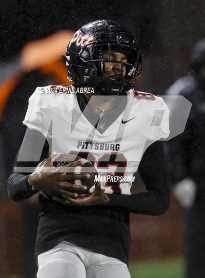 Thumbnail 3 in De La Salle vs. Pittsburg  (CIF NCS Open Final) photogallery.