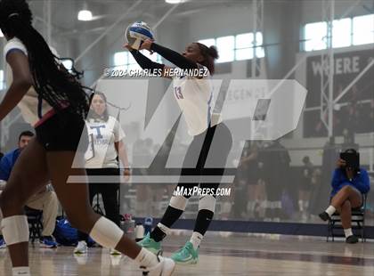 Thumbnail 1 in Temple vs Caney Creek (Legends Invitational) photogallery.