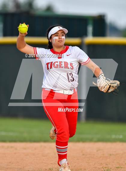 Thumbnail 3 in Katy @ Fort Bend Travis (UIL 6A Regional Quarterfinal Playoff) photogallery.