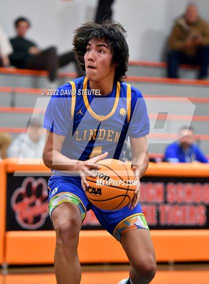 Thumbnail 2 in Linden vs. Roseville (Tiger Classic) photogallery.