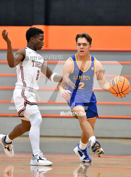 Thumbnail 2 in Linden vs. Roseville (Tiger Classic) photogallery.